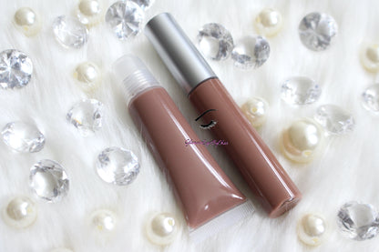 Perfect Nude is a gorgeous nude pink hydrating gloss. This gloss is also vegan, gluten-free, high shine, smooth and long lasting. It's made with premium rich ingredients to keep your lips soft, moisturized and luscious without feeling sticky. Perfect Nude is available in a squeeze tube and a wand tube (doe foot applicator) for a more precise application.