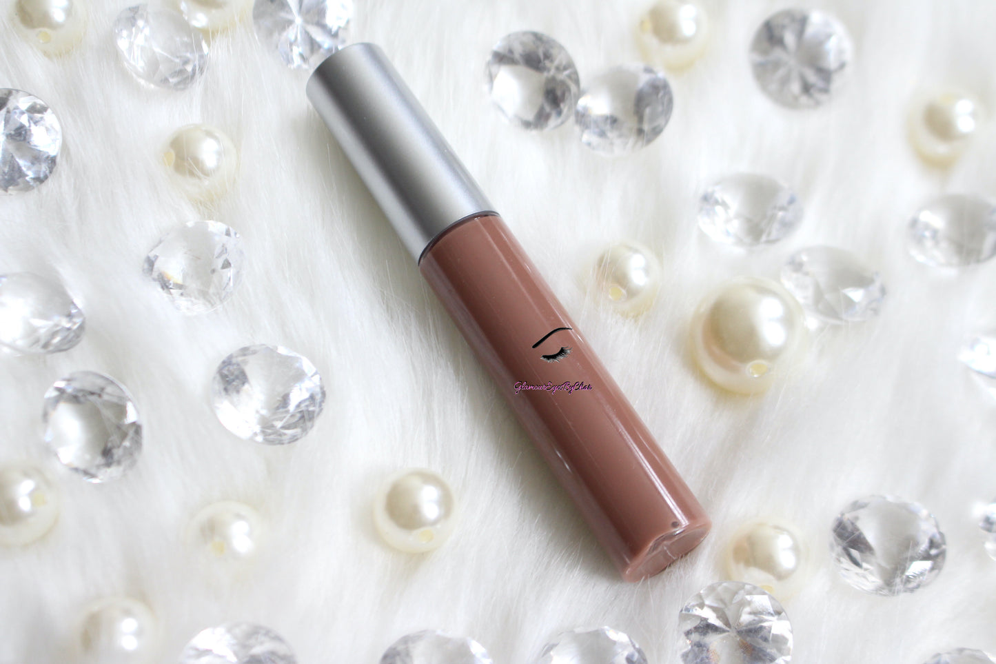 Perfect Nude is a gorgeous nude pink hydrating gloss. This gloss is also vegan, gluten-free, high shine, smooth and long lasting. It's made with premium rich ingredients to keep your lips soft, moisturized and luscious without feeling sticky. Perfect Nude is available in a squeeze tube and a wand tube (doe foot applicator) for a more precise application.