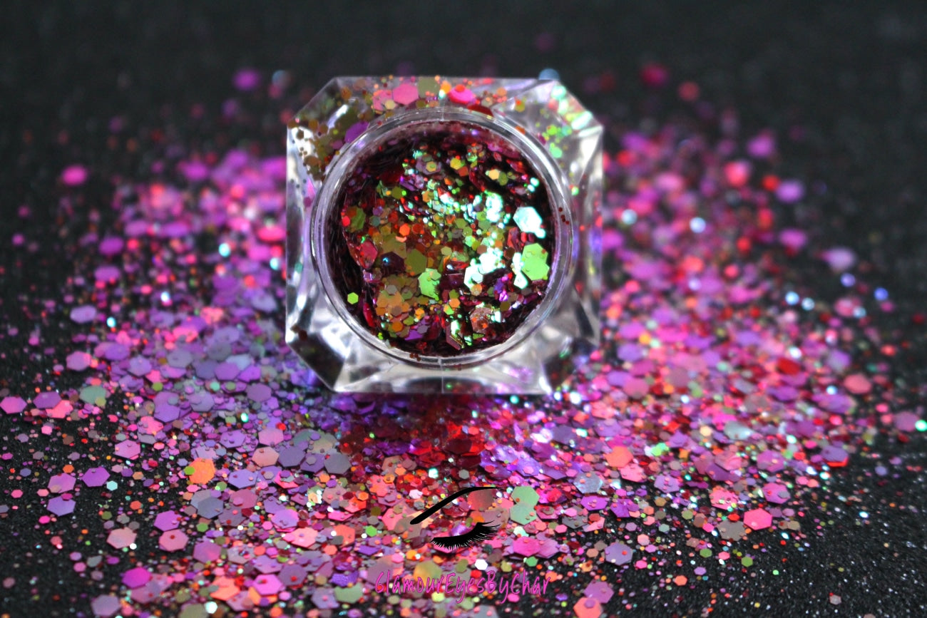 This chameleon glitter is called Mardi Gras and is part of the super chunky glitter collection. It consists of purple glitter with a green and bronze unique colour shifting sparkle. Mardi Gras can be used for your face, hair, body and nail art, glitter slime, resin art or DIY projects.  Comes in 5g jars only.