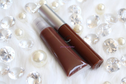 Jakki is a gorgeous chocolate brown hydrating gloss. This gloss is also vegan, gluten-free, high shine, smooth and long lasting. It's made with premium rich ingredients to keep your lips soft, moisturized and luscious without feeling sticky. Jakki is available in a squeeze tube and a wand tube (doe foot applicator) for a more precise application.