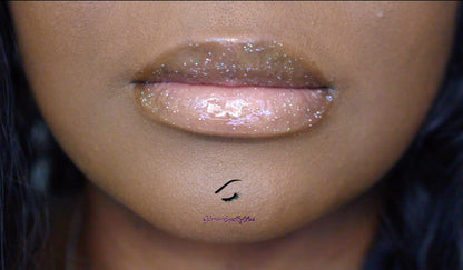 Princess Cut is a clear hydrating gloss with extra fine silver holographic glitter. This gloss is also vegan, gluten-free, high shine, smooth and long lasting. It's made with premium rich ingredients to keep your lips soft, moisturized and luscious without feeling sticky. Princess Cut is available in a squeeze tube and a wand tube (doe foot applicator) for a more precise application.