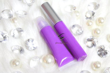 Empress is a gorgeous lavender hydrating gloss. This gloss is also vegan, gluten-free, high shine, smooth and long lasting. It's made with premium rich ingredients to keep your lips soft, moisturized and luscious without feeling sticky. Empress is available in a squeeze tube and a wand tube (doe foot applicator) for a more precise application.