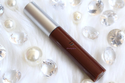 Jakki is a gorgeous chocolate brown hydrating gloss. This gloss is also vegan, gluten-free, high shine, smooth and long lasting. It's made with premium rich ingredients to keep your lips soft, moisturized and luscious without feeling sticky. Jakki is available in a squeeze tube and a wand tube (doe foot applicator) for a more precise application.