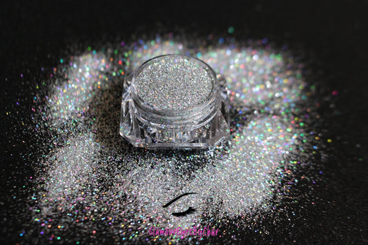 This glitter is called Princess Cut and is part of the simple glitter collection. It consists of silver holographic glitter with a dazzling sparkle. Princess Cut can be used for your face, body, hair and nails. Comes in 5g jars only.