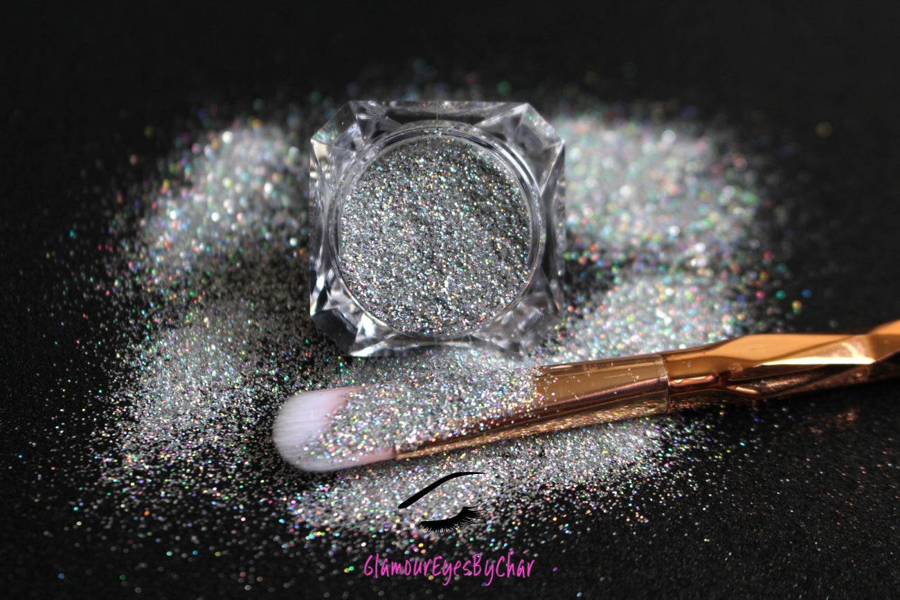 This glitter is called Princess Cut and is part of the simple glitter collection. It consists of silver holographic glitter with a dazzling sparkle. Princess Cut can be used for your face, body, hair and nails. Comes in 5g jars only.