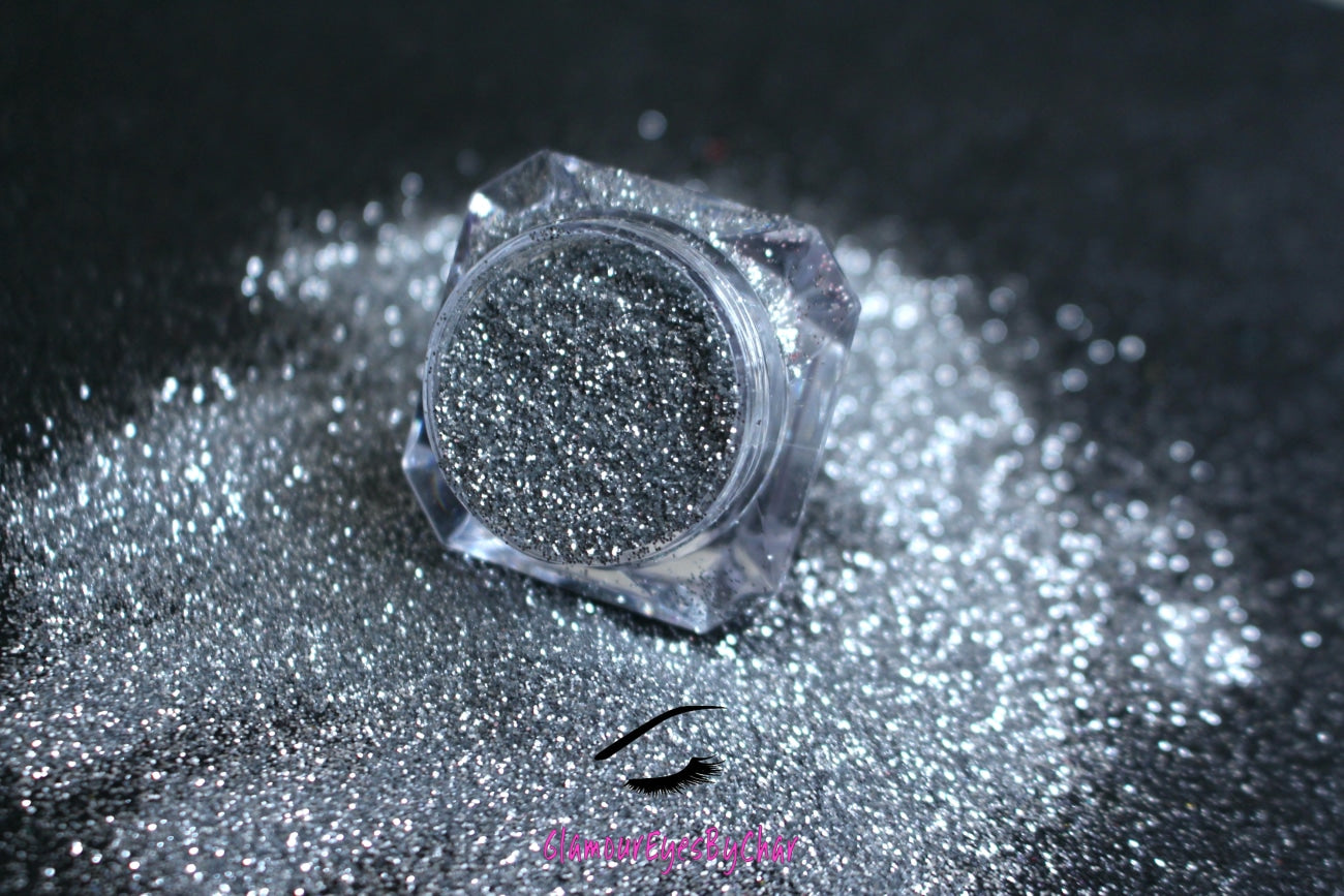 This eco-friendly glitter is part of the biodegradable glitter collection. It consists of silver glitter. Reflection can be used for your face, hair, body, nail art, glitter slime and soap making. Available in 5g jars only.  Material: Raw material is 100% corn starch                  Scientific name Polylactic acid (PLA)   