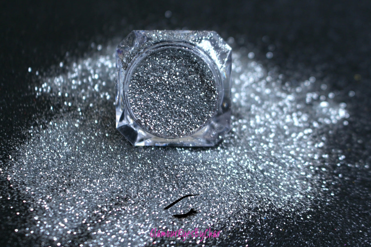 This eco-friendly glitter is part of the biodegradable glitter collection. It consists of silver glitter. Reflection can be used for your face, hair, body, nail art, glitter slime and soap making. Available in 5g jars only.  Material: Raw material is 100% corn starch                  Scientific name Polylactic acid (PLA)   