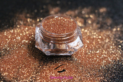 This glitter is called Rich Girl and is part of the simple glitter collection. It consists of light copper metallic glitter. Rich Girl can be used for your face, body, hair and nails. Comes in 5g jars only.