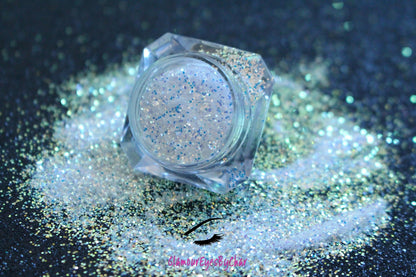 This glitter is called Snow Globe and is part of the simple glitter collection. It consists of dreamy blue to purple glitter that reflects gold. Snow Globe can be used for your face, body, hair and nails. Available in 5g jars only.   