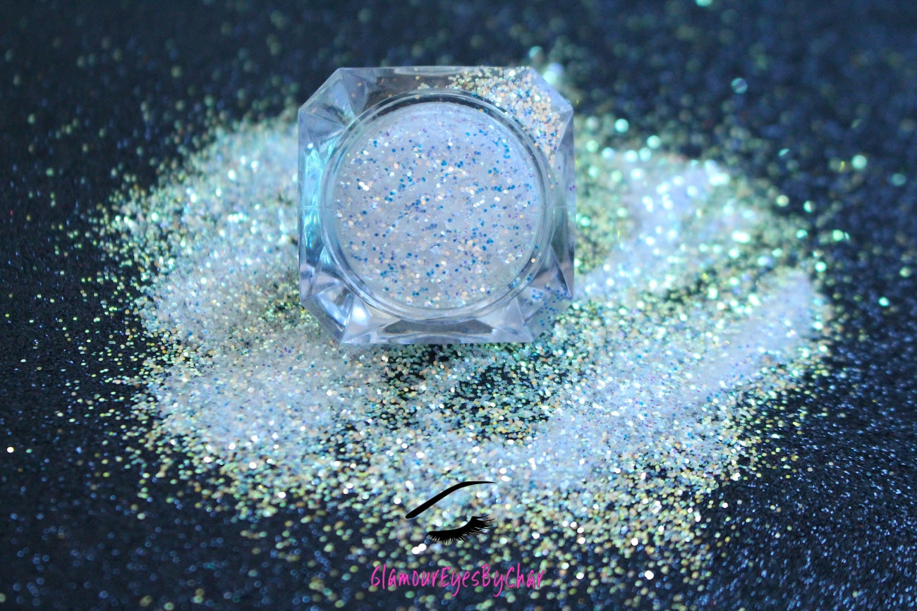 This glitter is called Snow Globe and is part of the simple glitter collection. It consists of dreamy blue to purple glitter that reflects gold. Snow Globe can be used for your face, body, hair and nails. Available in 5g jars only.   