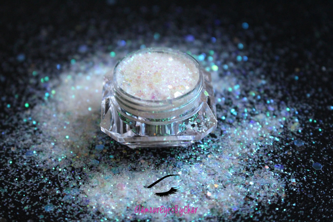 This glitter is called Snowflake and is part of the super chunky glitter collection. It consists of white glitter with an iridescent sparkle. Snowflake can be used for your face, body, hair and nails. Comes in 5g jars only.   
