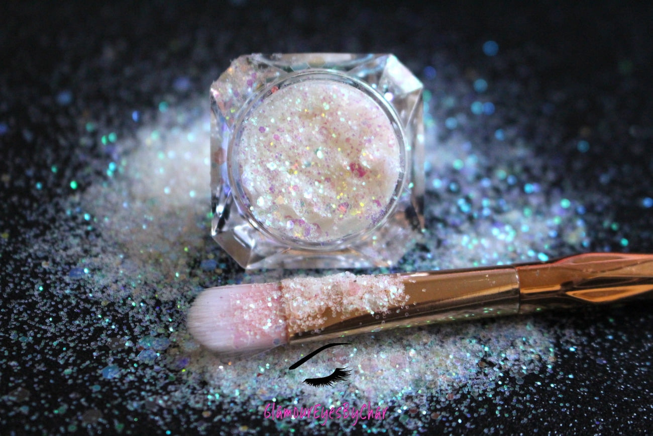 This glitter is called Snowflake and is part of the super chunky glitter collection. It consists of white glitter with an iridescent sparkle. Snowflake can be used for your face, body, hair and nails. Comes in 5g jars only.   