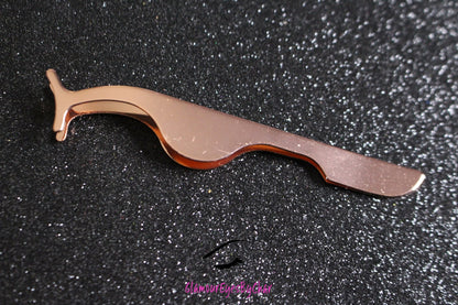 These gorgeous stainless steel tweezers will make the eyelash application process quick and easy.  These beauties are essential to your makeup tool collection. Total Length: 10.6cm/4.17 inches Tip: Apply our faux mink lashes with these luxurious tweezer